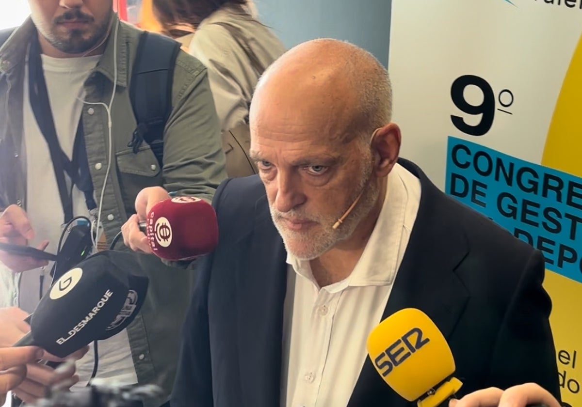 Javier Tebas, atendiendo a los medios en Valencia.