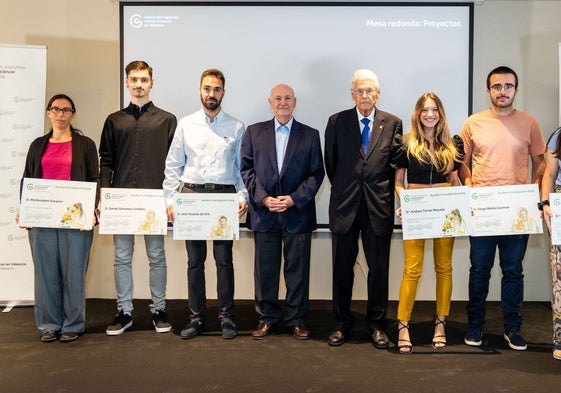 El presidente de Contra el Cáncer, junto a jóvenes investigadores.