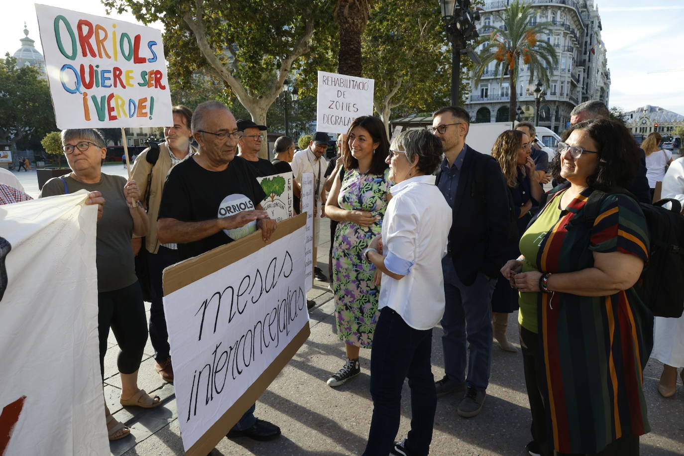 Los vecinos de Orriols se concentran a las puertas del Ayuntamiento para protestar por el «abandono municipal»