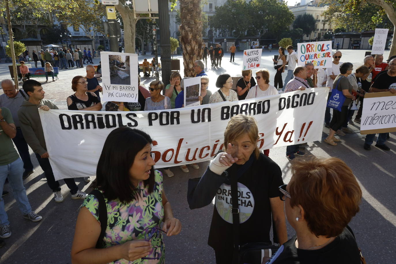 Los vecinos de Orriols se concentran a las puertas del Ayuntamiento para protestar por el «abandono municipal»