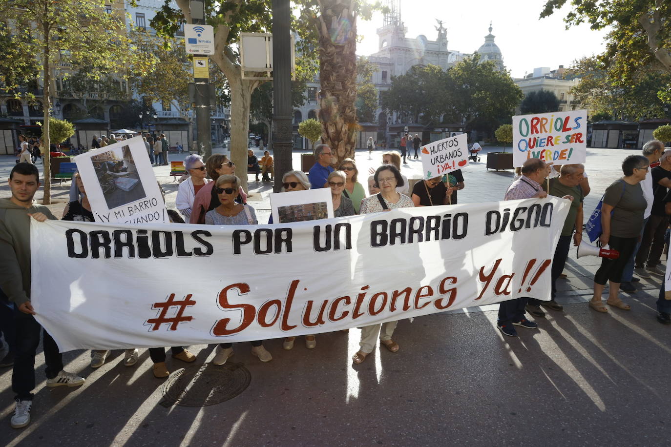 Los vecinos de Orriols se concentran a las puertas del Ayuntamiento para protestar por el «abandono municipal»