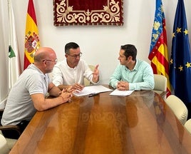 El alcalde y teniente de alcalde de Canals, junto al presidente de la Mancomunitat.