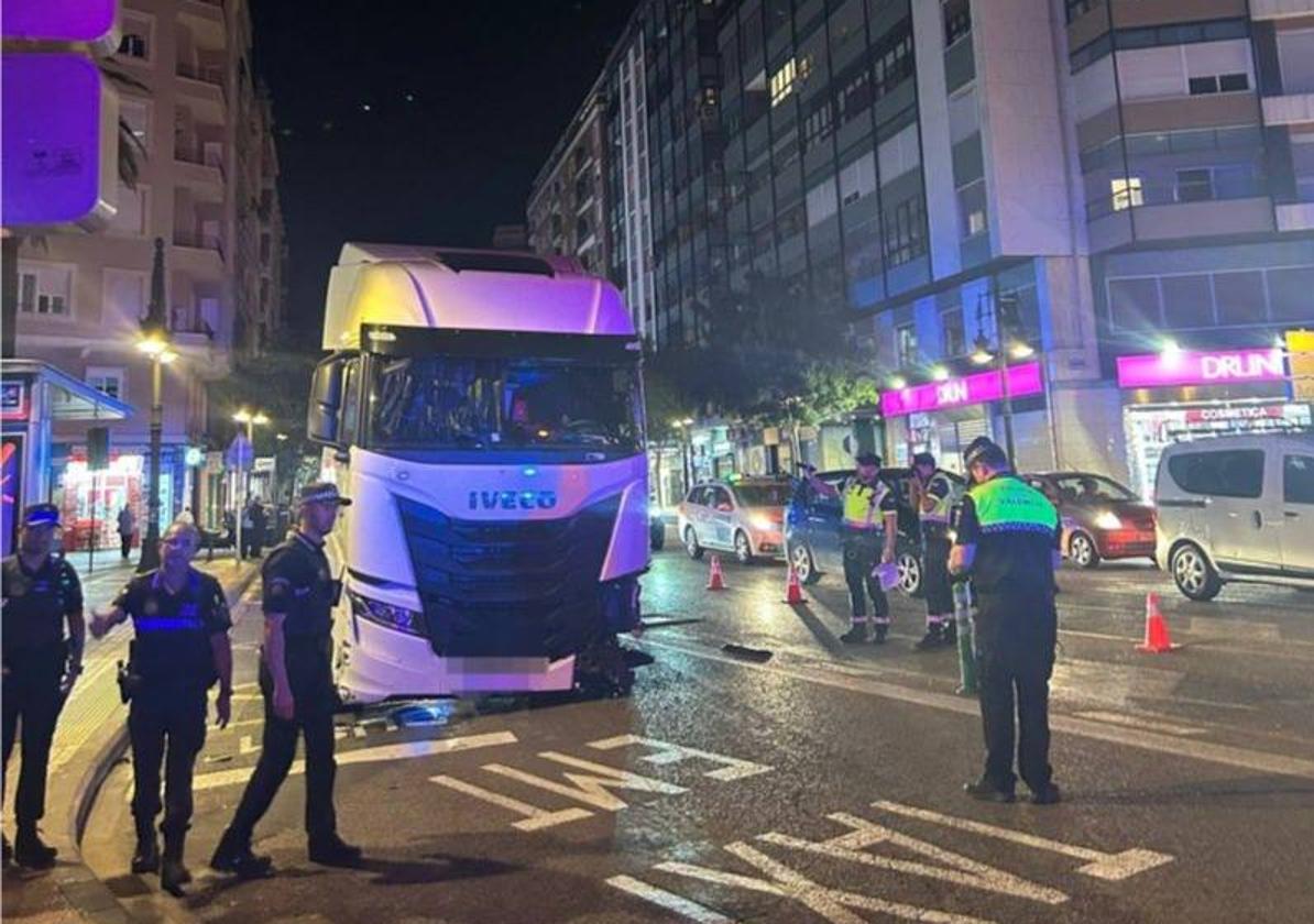 Un camionero deja cuatro heridos y siembra el pánico en Valencia al circular en sentido contrario hasta el centro