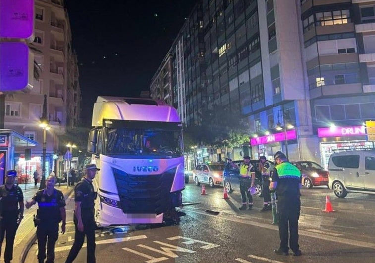 El camión, destrozado en plaza de España, este miércoles por la tarde.