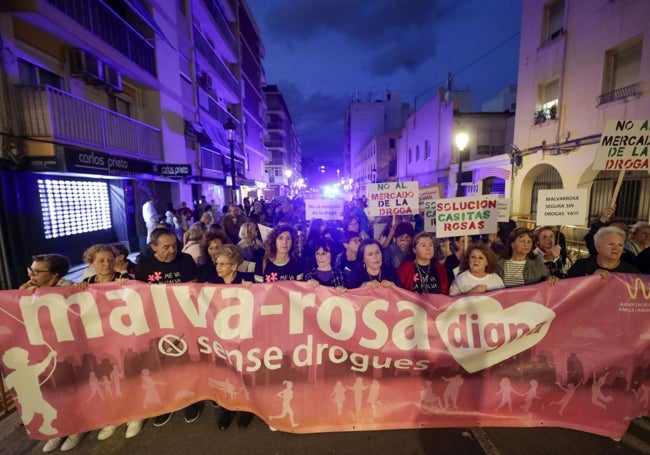 Una manifestación vecinalen la avenida Malvarrosa.