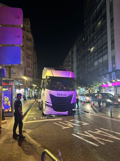 Un policía, junto al camión implicado en la persecución, tras detenerse junto a la plaza de España.