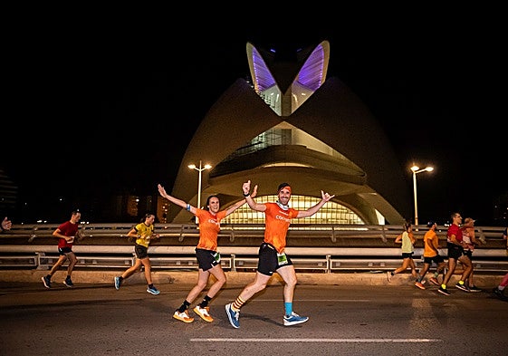 Los corredores de la 15K Nocturna, ante uno de los emblemas de Valencia.