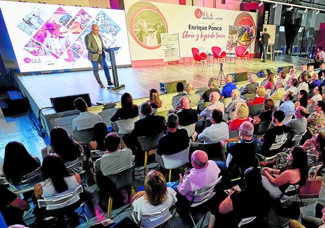 Héctor Eteban, Jefe de Información de LAS PROVINCIAS, durante la introducción del acto.