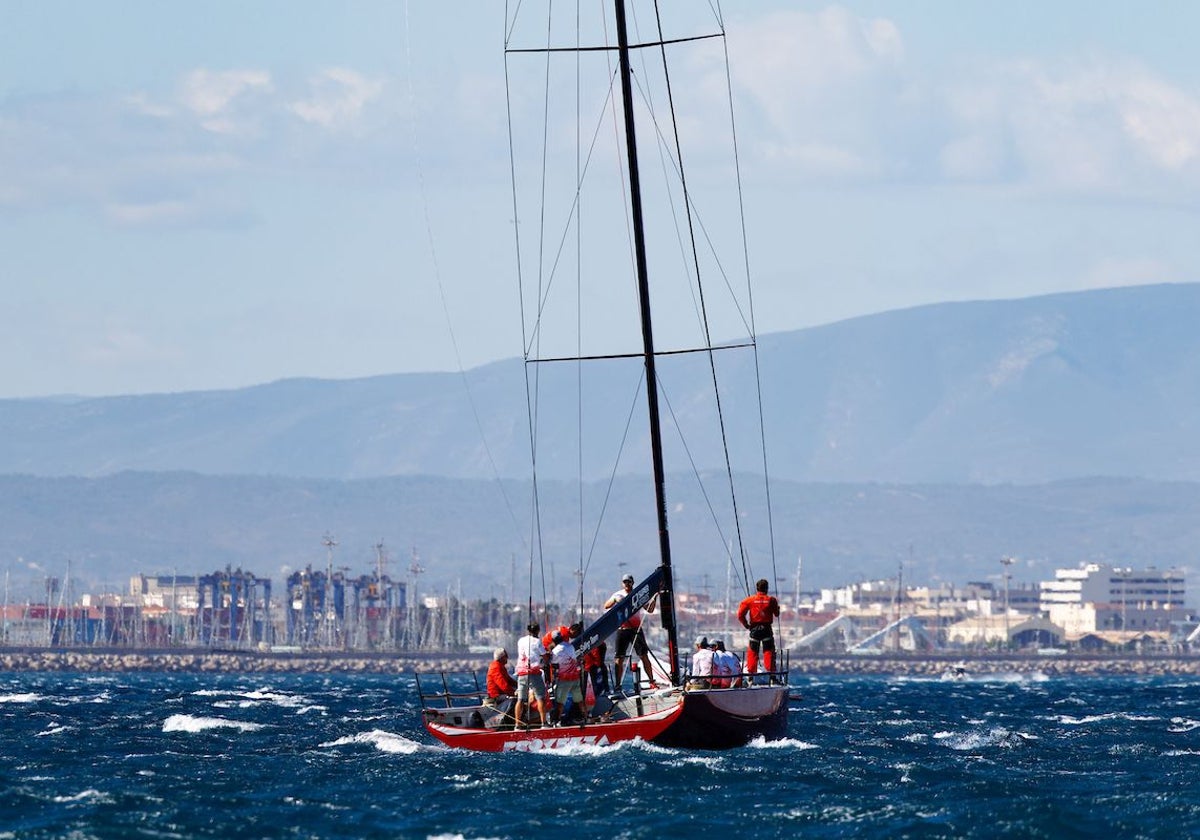 Uno de los barcos participantes este miércoles, en una jornada condicionada por el viento.