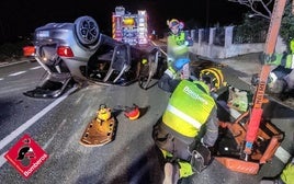 Los bomberos actuando en el lugar del accidente.