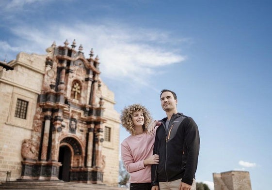 Pareja junto a la Basílica - Santuario de la Santísima y Vera Cruz de Caravaca