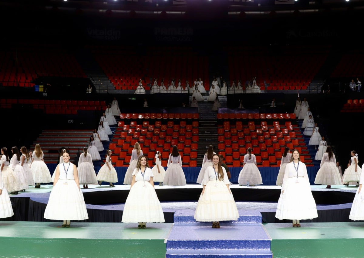 Imagen secundaria 1 - Ensayo general de las candidatas a fallera mayor de Valencia 2025 en la Fonteta e ilustración personalizada que el jurado ha regalado a las candidatas mayores.