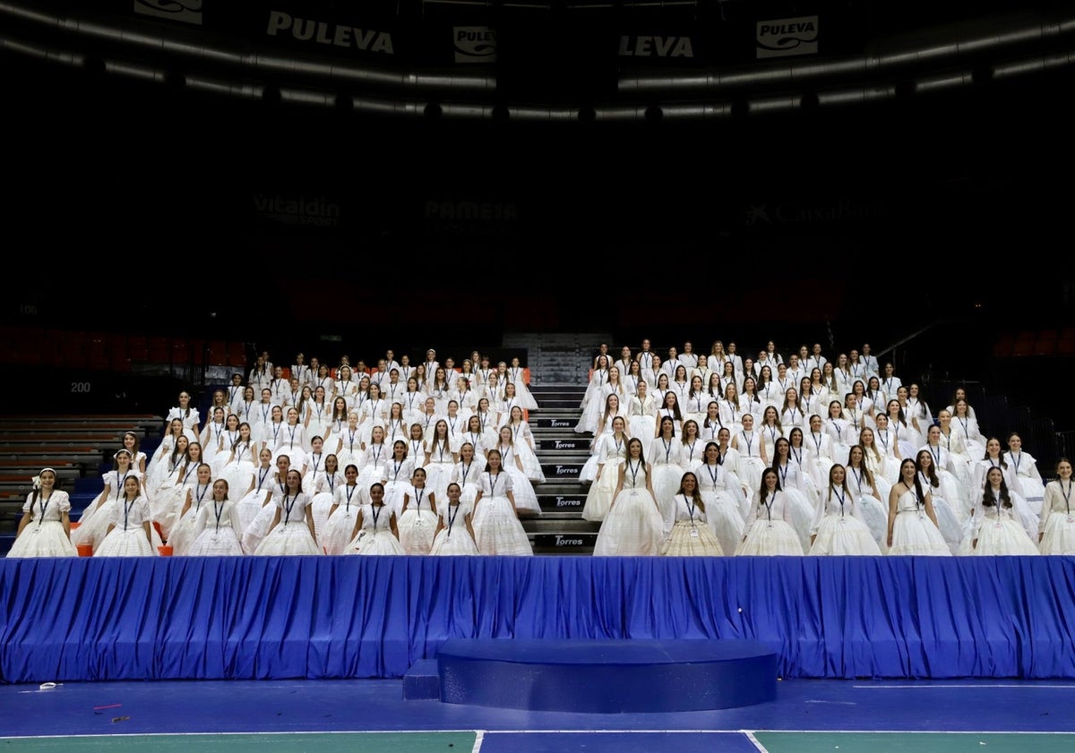 Imagen principal - Ensayo general de las candidatas a fallera mayor de Valencia 2025 en la Fonteta e ilustración personalizada que el jurado ha regalado a las candidatas mayores.