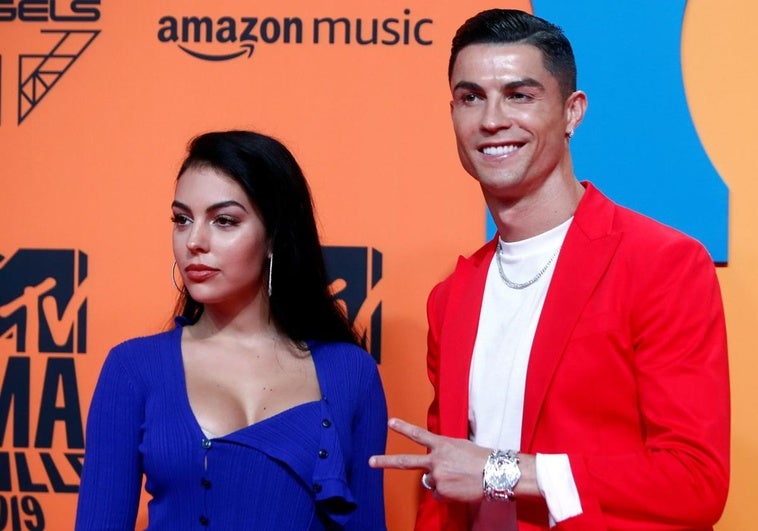 Georgina Rodríguez y Cristiano Ronaldo en la alfombra roja de los MTV.