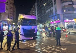 El camión, destrozado en plaza de España, este miércoles por la tarde.