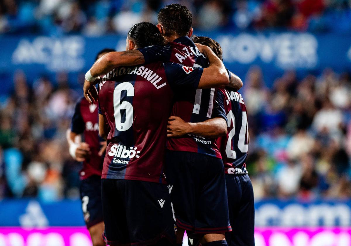 Los jugadores del Levante, abrazando a José Luis Morales tras su gol ante el Zaragoza.