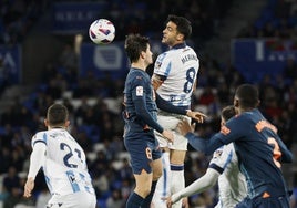 Merino y Guillamon saltan por un balón en el último partido de liga que disputaron Valencia CF y Real Sociedad.