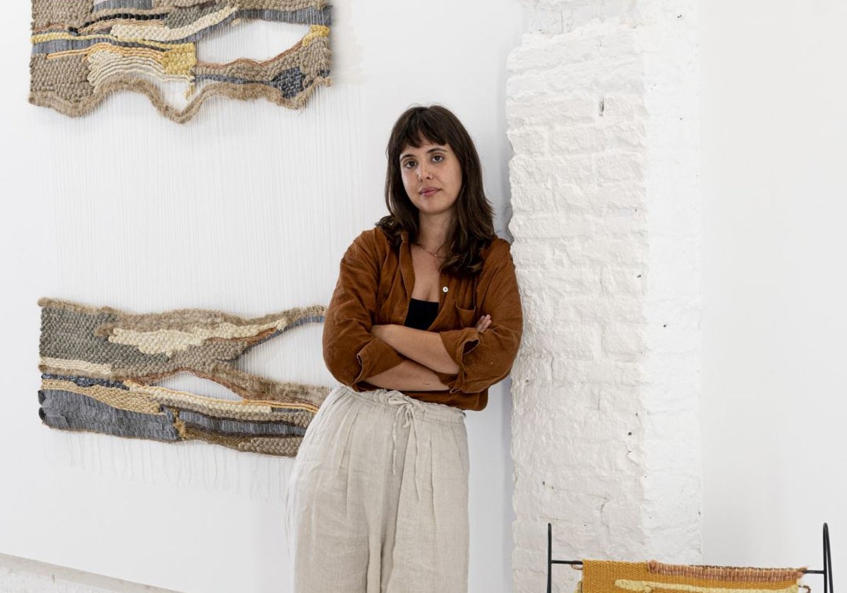 La joven artista Lara Ordóñez, en su exposición 'Carmenar la maraña', en la galería Vangar de Valencia.