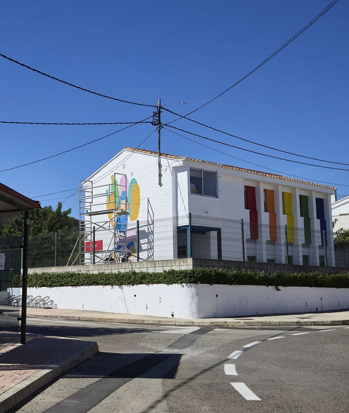 Imagen secundaria 2 - Tres profesoras enseñan a tres alumnos de la escuela de Benissuera (ese día falto uno). Debajo, el mayor de clase (11 años) intenta parar un balón en el recreo. Al lado, el aspecto del aulario desde el exterior.