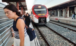 Los viajeros del tren a Gandia cambiando de andén en el trasbordo obligado en Tavernes este jueves.