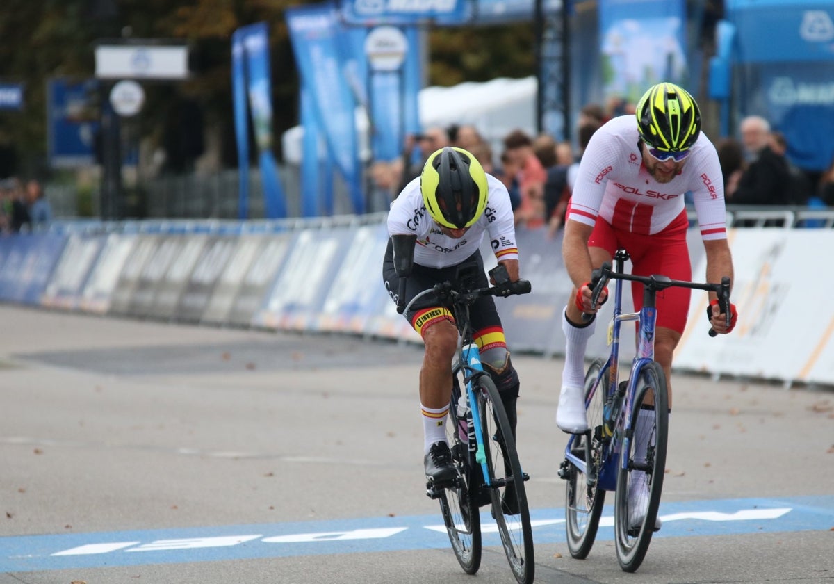 Ricardo Ten, en el momento de himponerse al esprint en la carrera de este viernes.