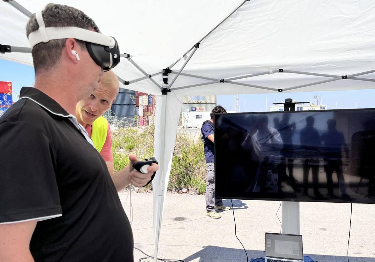 Gustavo Medina, CEO de XRF, durante una demostración en el puerto de Valencia usando las gafas de realidad aumentada.