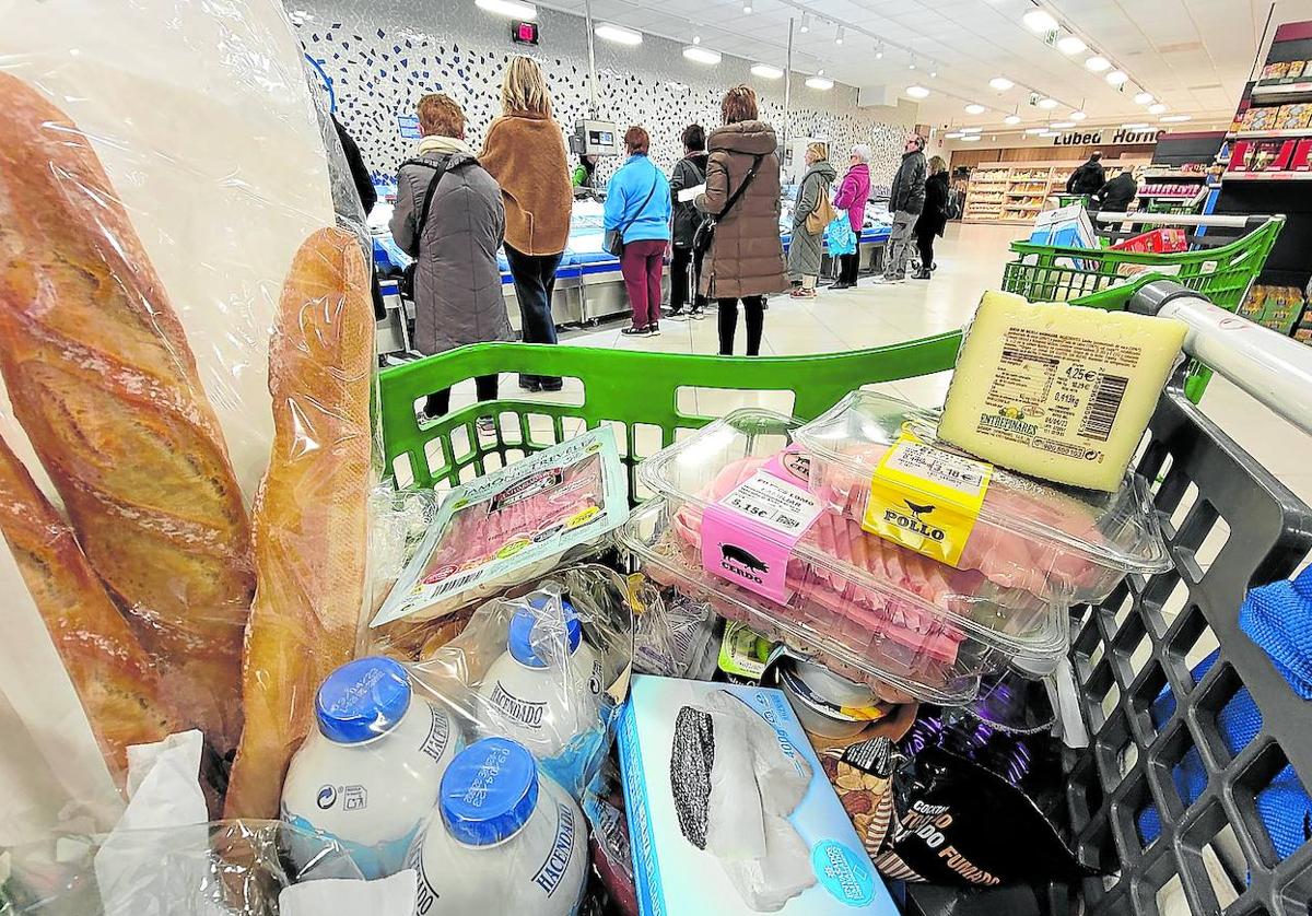 Carro con la compra de varios productos.