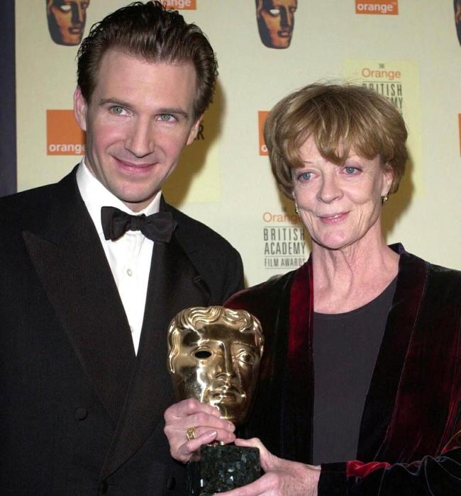 Maggie Smith recibe un BAFTA en el año 2000