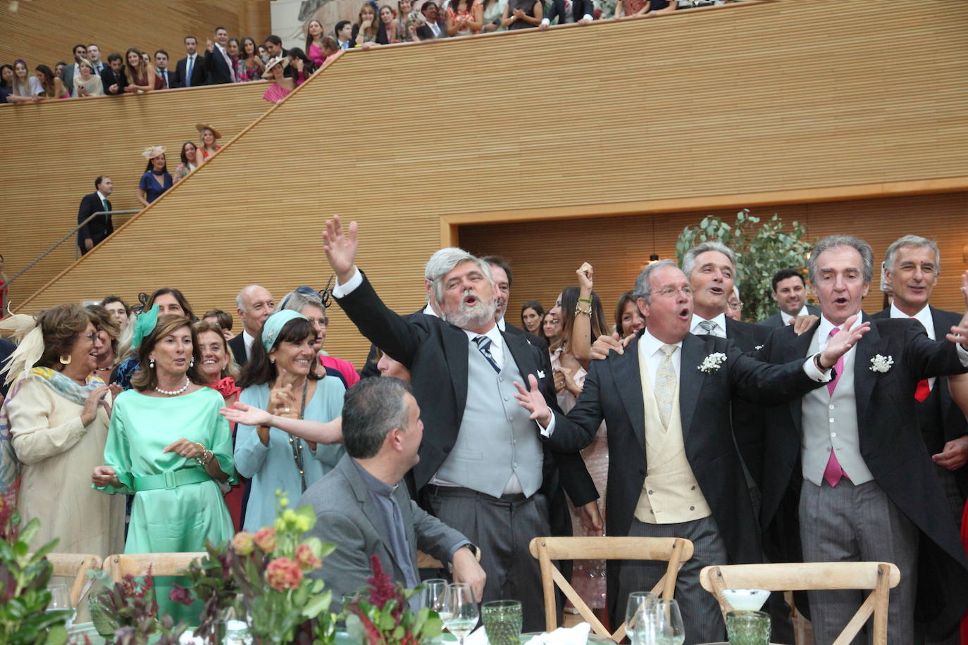 Invitados italianos cantan una canción tradicional en dialecto genovés dedicado a los novios. 