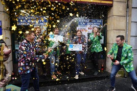 Varios ganadores de un premio de la Lotería de Navidad. Imagen de archivo.