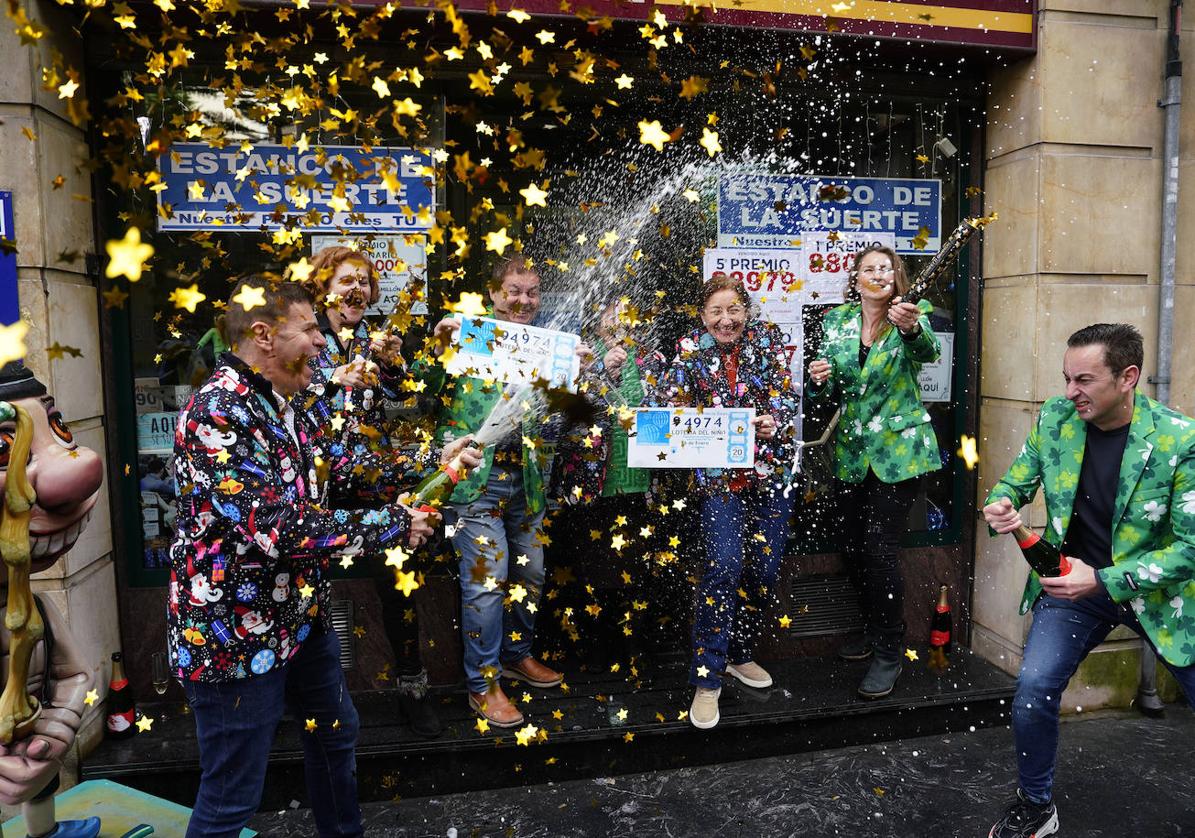 Varios ganadores de un premio de la Lotería de Navidad. Imagen de archivo.