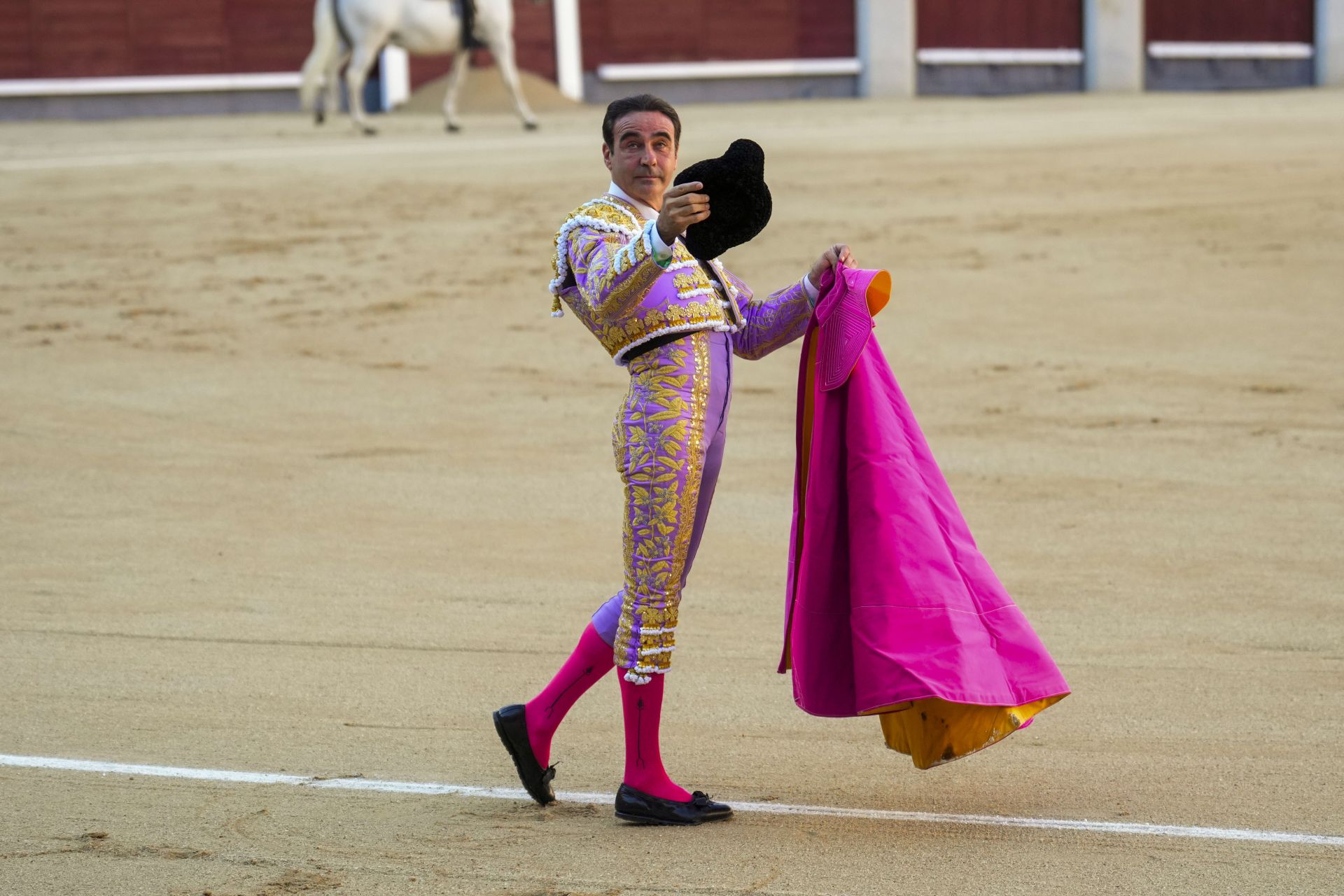 Enrique Ponce abre por quinta vez la puerta grande de Las Ventas