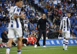 Rubén Baraja, corrige a sus jugadores desde la banda del Reale Arena.