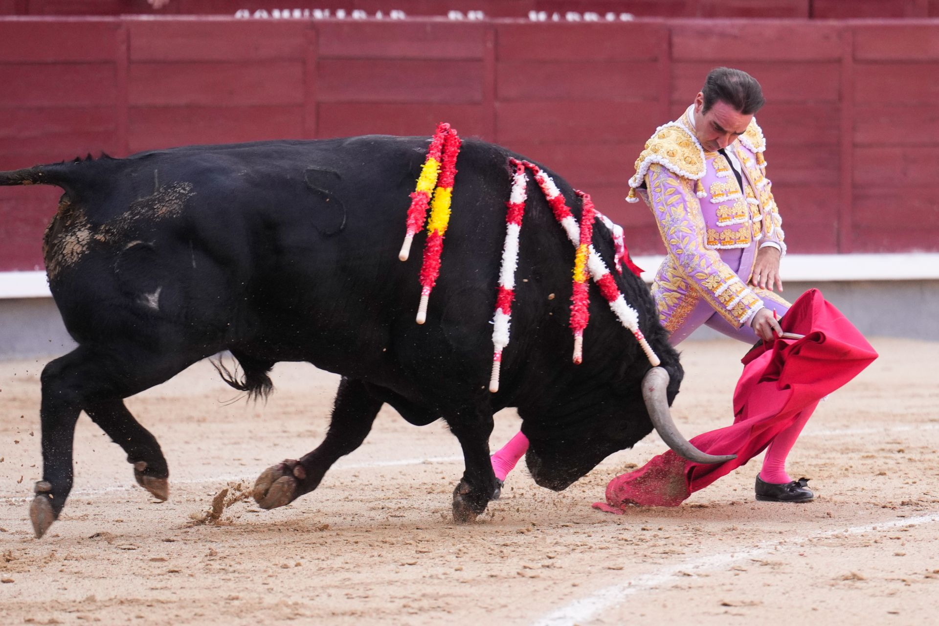 Enrique Ponce abre por quinta vez la puerta grande de Las Ventas