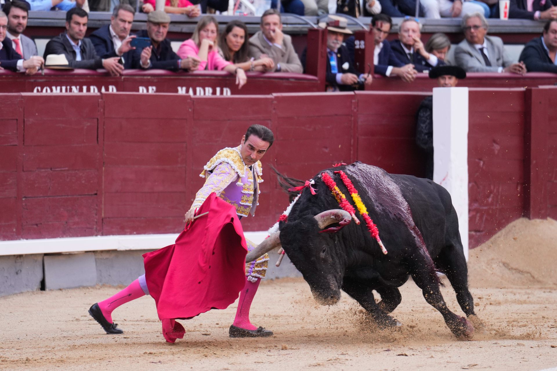 Enrique Ponce abre por quinta vez la puerta grande de Las Ventas