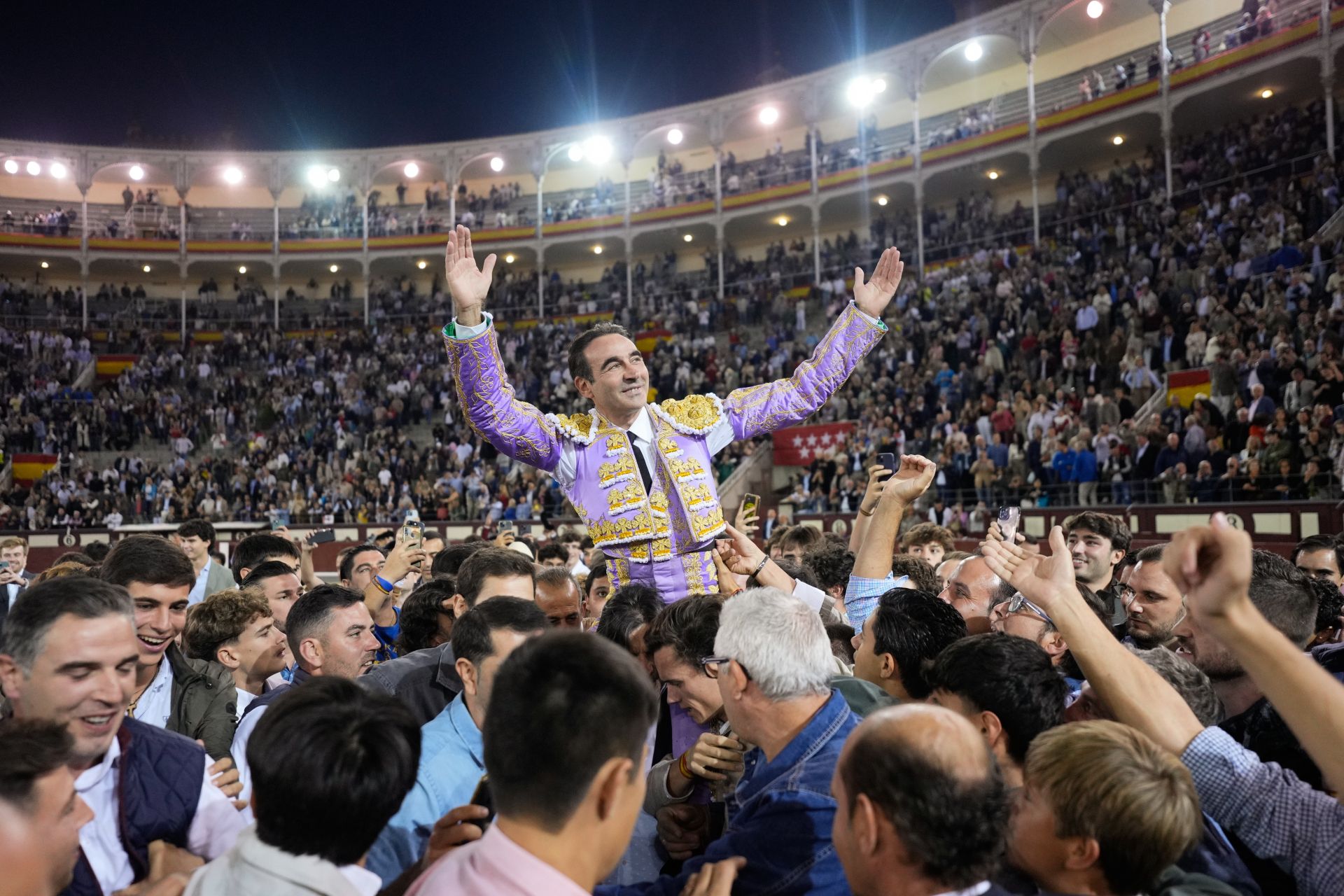 Enrique Ponce abre por quinta vez la puerta grande de Las Ventas