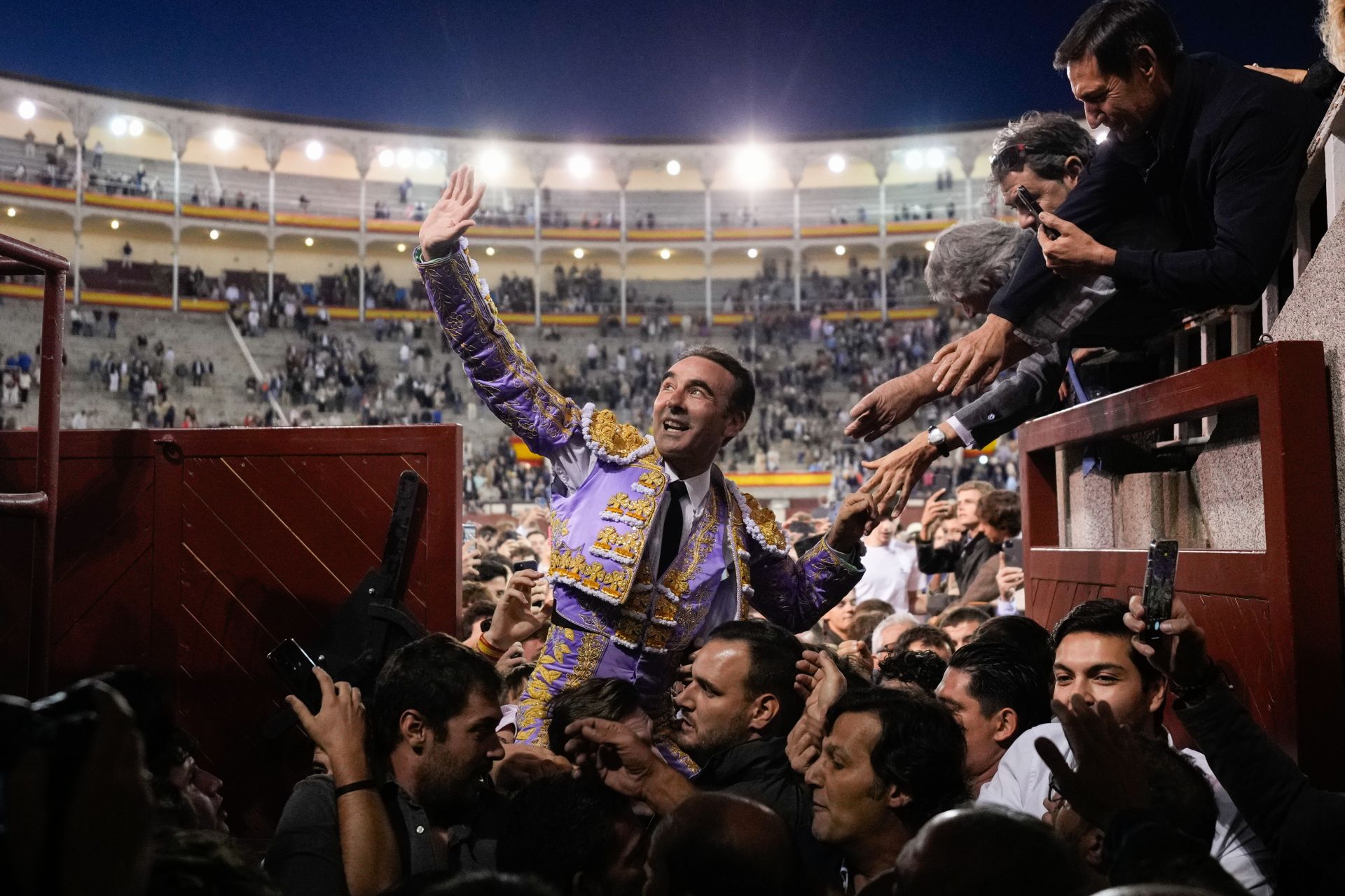 Enrique Ponce abre por quinta vez la puerta grande de Las Ventas