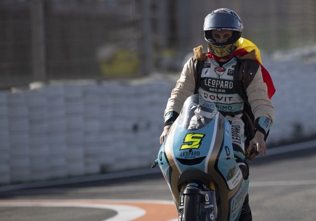 Jaume Masià tras su última carrera de Moto3, ya como campeón y en casa.