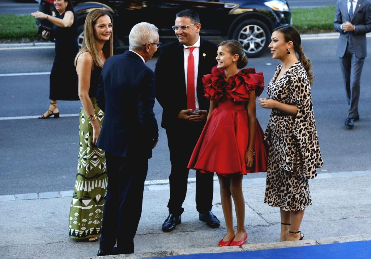 Ambiente de lujo en la gala de elección de las candidatas a falleras mayores de Valencia 2025