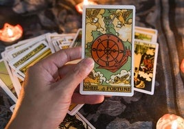 Cartas del tarot en una imagen de archivo.