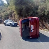 La Policía Local de Jávea rescata a un grupo de monjas después de que su coche volcara en medio de la calzada