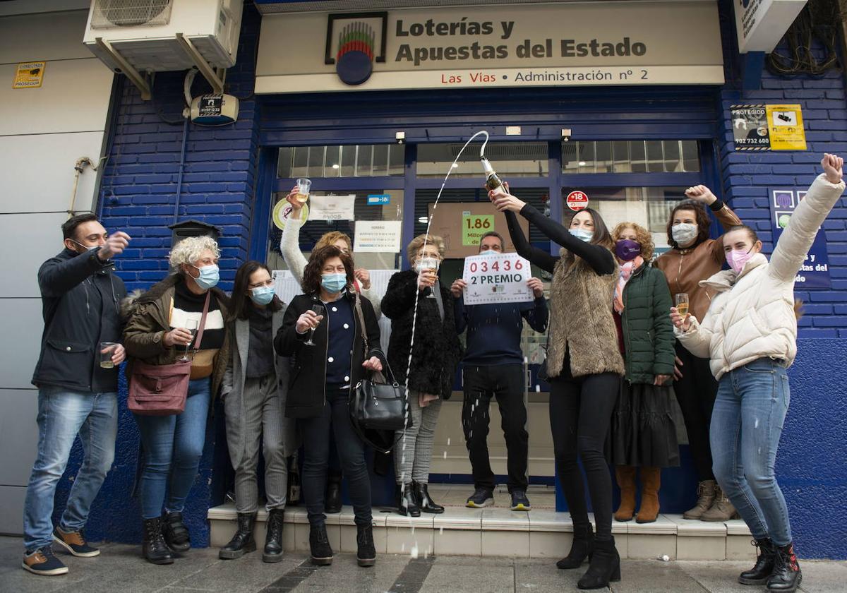 Varios ganadores de un premio de lotería, en una imagen de archivo.