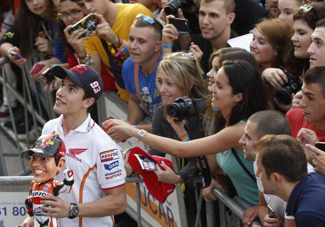 Marc Márquez, en uno de los pit walk en el Ricardo Tormo.