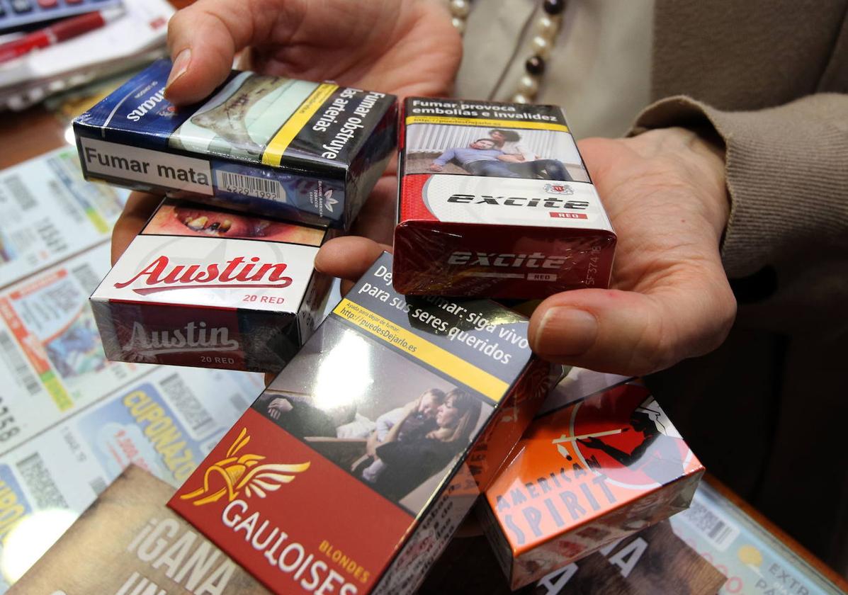 Varias cajetillas de tabaco en un estanco. Imagen de archivo.