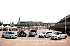 Varios coches expuestos en una muestra.