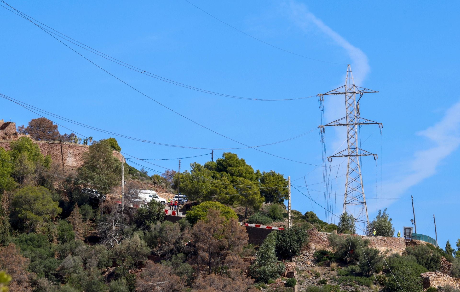 Tres muertos tras chocar un helicóptero con unos cables de alta tensión en el Monte Picayo