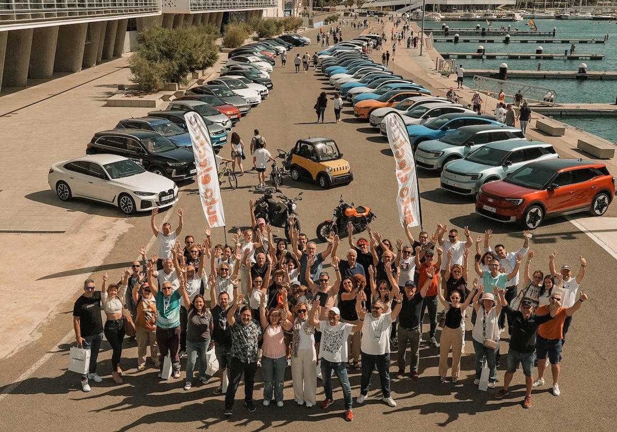 Foto de familia de la concentración de AUTO-ELECTRIC.