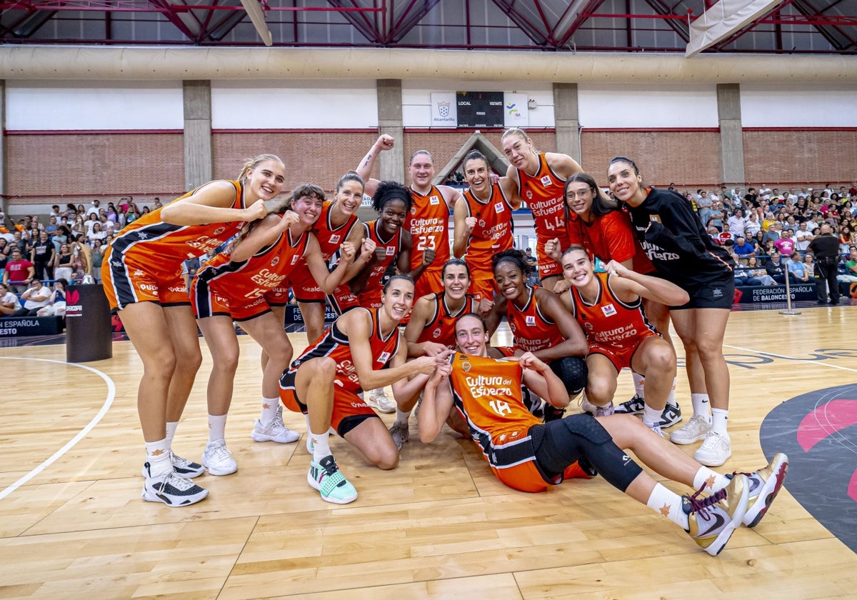 El Valencia Basket celebra la Supercopa de España lograda en Alcantarilla.