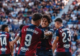 Iván Romero y Carlos Álvarez celebrando un gol.