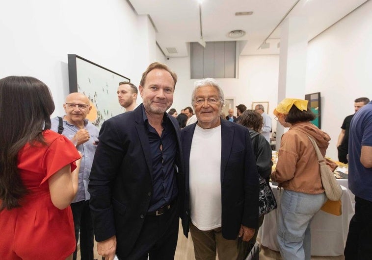Los asistentes al aniversario de la galería Segrelles